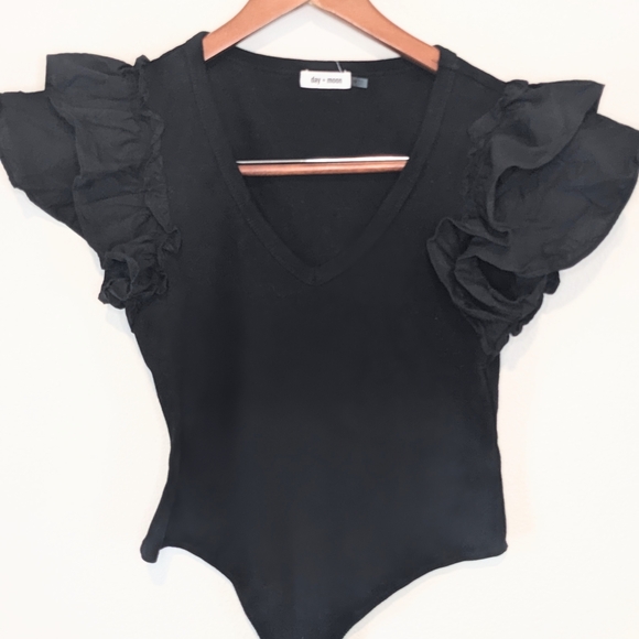 Day+Moon Black Ruffled Sleeve Ribbed Bodysuit M - Picture 2 of 6